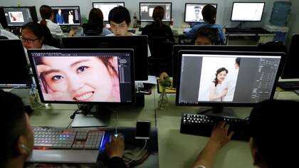 Trabajo de edición y retoque de las fotografías en el Estudio Golden Ladies en Beijing,