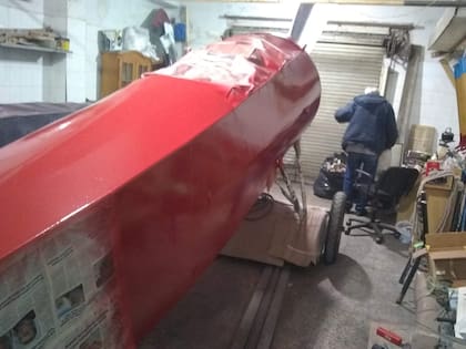 Trabajo de pintura en el fuselaje del Fokker en la vieja carnicería de Lanús Oeste. (Gentileza Héctor Puga).