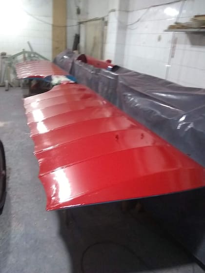 Trabajo de pintura en las alas Fokker en la vieja carnicería de Lanús Oeste. (Gentileza Héctor Puga).