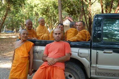 Trabajó dos años en una fábrica de zapatos en India y cosió en un monasterio budista