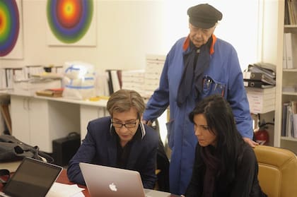 Trabajo en equipo. A los 84 años, guiado por la misma curiosidad y los mismos objetivos que lo animan desde que se instaló en Francia en 1958, Julio Le Parc trabaja todos los días en su estudio de Cachan, en las afueras de París, con su hijo Yamil y su asistente venezolana Elizabeth Rodríguez
