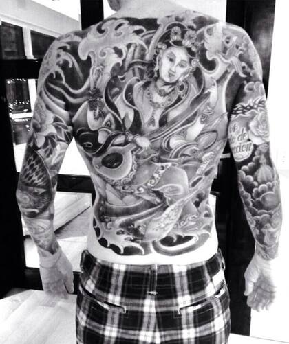 Trabajo finalizado. Así quedó la espalda de Tinelli.