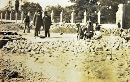 Trabajos de adoquinado. La mayoría de los de granito de la ciudad provienen de las canteras de Martín García y Tandil.
