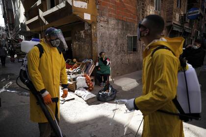 Trabajos de desinfección en las calles del barrio