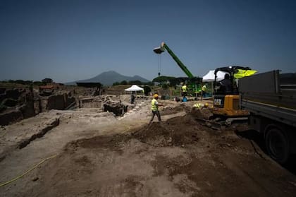 Trabajos de excavación bajo el calor abrasador del verano, a la sombra del Monte Vesubio