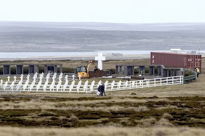 Trabajos de identificación de los restos de excombatientes en el cementerio de Malvinas, en junio de 2017