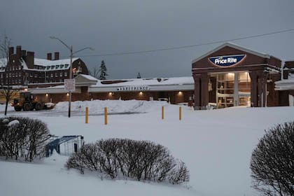 Trabajos de los servicios de emergencia para remover la nieve en Buffalo. (Joed Viera / AFP)