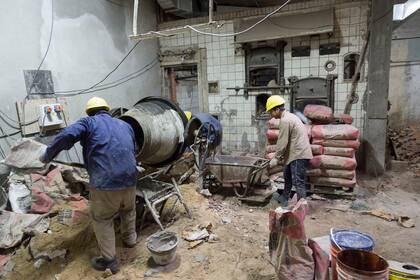 Trabajos de refacciones en la confitería Ideal