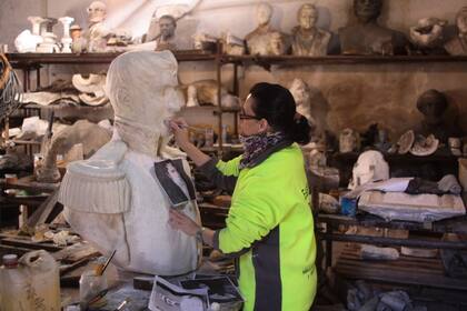 Trabajos de restauración del busto, realizados por manos expertas, en 2014.