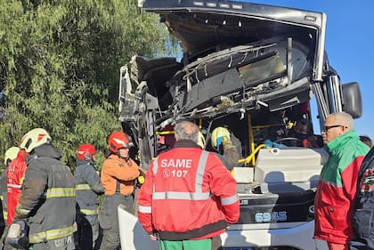 Trabajos del SAME dentro del colectivo donde quedaron atrapados el chofer y parte de los pasajeros