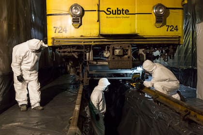 Una cuadrilla de operarios trabaja en un apaga chispas, una de las piezas contaminadas con asbesto en la flota Mitsubishi de la línea B