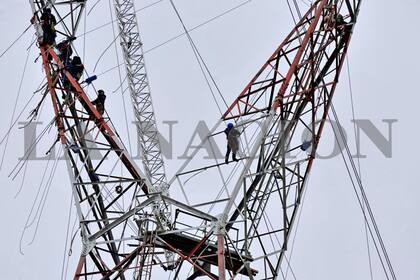 Los empleados trabajan a contrareloj para terminar de desmontar la antigua torre 412 antes del 28 de este mes; las lluvias complicaron los trabajos en los últimos días