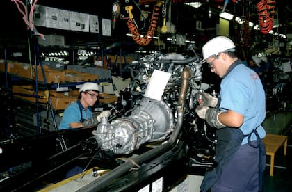 Trabajos en los primeros motores de la Hilux producida en la Argentina