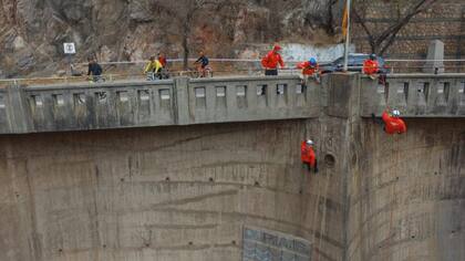 Trabajos para quitar la piedra del fondo del embudo y para revisar el estado de la estructura tras el golpe