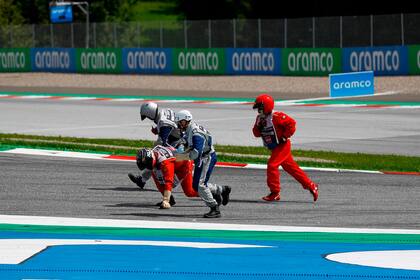 El personal del GP de Estiria recogiendo las piezas de las Ferarri después de una colisión entre Leclerc y Vettel.
