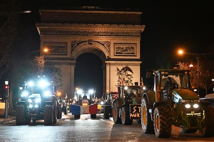 Tractorazo de agricultores franceses en el Arco del Triunfo, en París, contra la firma del acuerdo UE-Mercosur