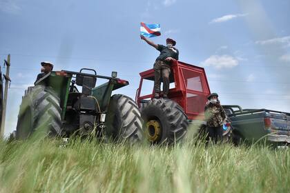 Tractorazo en Santa Elena Entre Rios, frente a los campos de la familia de Luis Miguel Etchevehere.