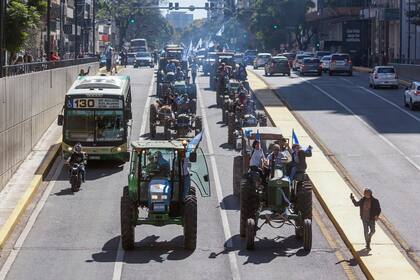 Tractores de desplazan por la avenida del Libertador hacia Plaza de Mayo
