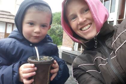 Tracy le transmite a su hijo las costumbres de Ohio y las argentinas.