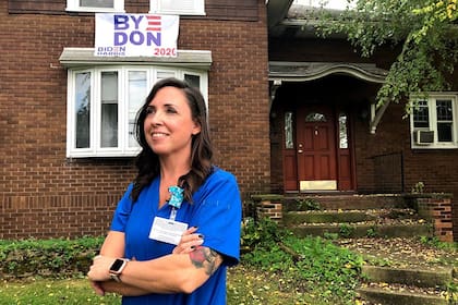 Tracy Pedaline, en frente de su casa en Beaver, en las afueras de Pittsburgh.