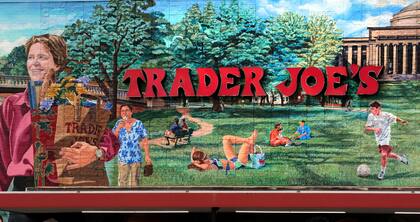 Trader Joe’s tiene una variedad de alimentos envasados de producción propia, los cuales suelen ubicarse en precio por debajo de sus competidores, aunque también tiene sus trucos para ahorrar más todavía (AP Foto/Charles Krupa)