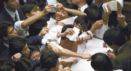 Traders de acciones en la Bolsa de Valores de Tokio en Tokio, el 29 de diciembre de 1989, cuando se había alcanzado el anterior récord.