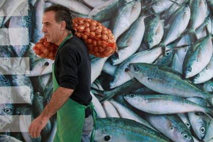 TRADICIÓN FAMILIAR. Franco Scigliano atiende una de las verdulerías de la feria de Belgrano, en Juramento y Ciudad de la Paz