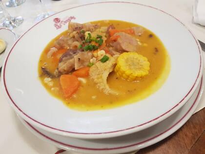 Tradicional locro de Las Violetas