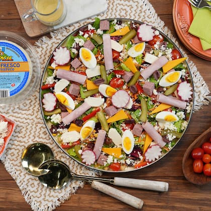 Tradicionalmente, el fiambre se sirve en un plato grande con todos los ingredientes dispuestos en capas o distribuidos por separado en varios recipientes