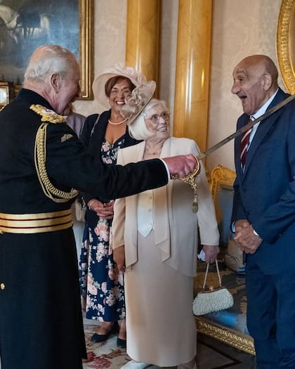 Tradicionalmente, la ceremonia de investidura en la que una persona es nombrada caballero en el Reino Unido incluye el uso de una espada, como en el caso del rugbier Billy Boston (Foto: Instagram @theroyalfamily)