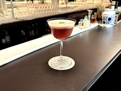 Tradition & Rebellion, una relectura del Negroni con gin, vermú rosso con hibiscus, bitter rojo con frutillas asadas, Ácidez, jalea de membrillo, solución salina, perfume y hoja de limonero