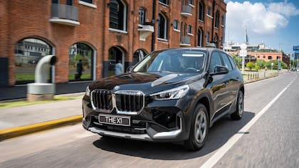 Trae cámara para marcha atrás y función de asistente de reversa