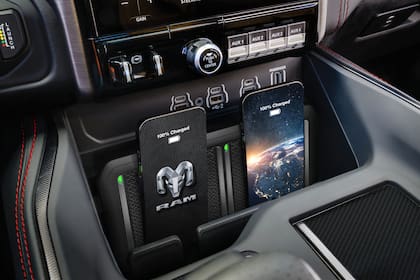 Trae un doble cargador inalámbrico para dispositivos móviles