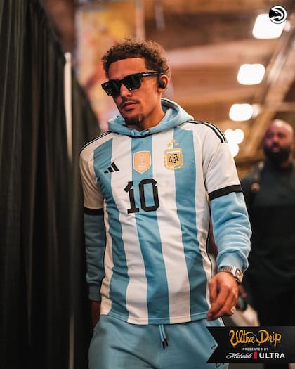 Trae Young, jugador del club de baloncesto estadounidense Atlanta Hawks, viste la camiseta de la Argentina con las tres estrellas
