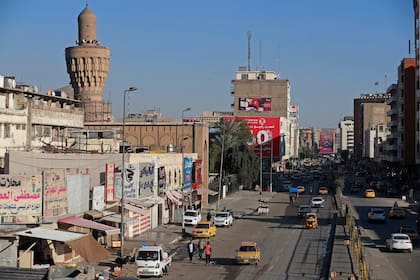 Tráfico en Bagdad un día antes de que se cumplan 20 años de la invasión de EE.UU.. (AHMAD AL-RUBAYE / AFP)