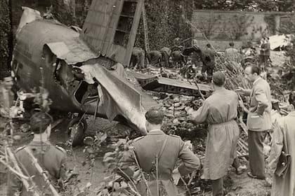 Los restos del avión Fiat G.212 de Avio Linee Italiane que impactó contra la parte posterior de la catedral, en 1949