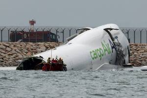 Un avión se despistó en el aterrizaje, cayó al mar y murieron dos personas