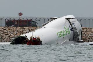 Un avión se despistó en el aterrizaje, cayó al mar y murieron dos personas