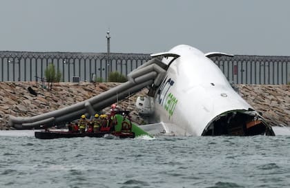 Tragedia en Hong Kong: un avión se salió de la pista al aterrizar, cayó al mar y murieron dos personas .