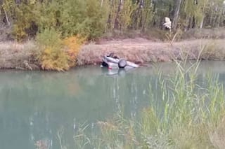 Volcó con el auto, se cayó a un canal y falleció: el vehículo quedó dado vuelta
