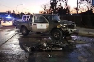 Iba en moto, lo chocó una camioneta y se prendió fuego: murió en el lugar
