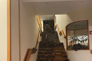 Al menos un muerto y tres heridos tras el paso de un alud que entró a un hotel en Bariloche