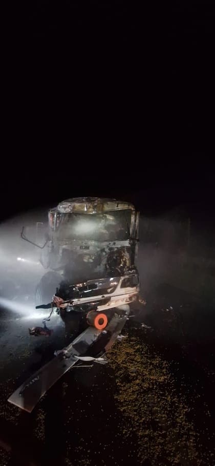Tragedia vial en Córdoba: un camionero murió calcinado en su rodado tras chocar de frente contra un vehículo