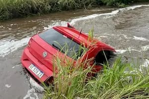Un auto cayó a un canal de desagüe y murieron tres jóvenes