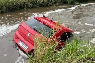 Un auto cayó a un canal de desagüe y murieron tres jóvenes