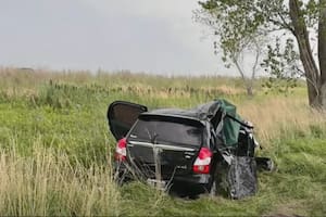 Trágico accidente en la Ruta 11: un auto despistó, impactó contra un árbol y fallecieron una madre y dos de sus tres hijos