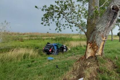Trágico accidente en la ruta 11: un auto despistó, impactó contra un árbol y fallecieron una madre y dos de sus tres hijos