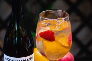 Trago de vino con frutas