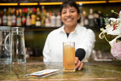 Trago “Solsticio de invierno”, por Flavia Arroyo, Head Bartender de Casa Cavia, y Naty Grego Sommelier de Hennessy: Hennessy V.S., licor de naranja, pomelo, cordial de aromáticas de la huerta (burrito, menta y curry) y soda