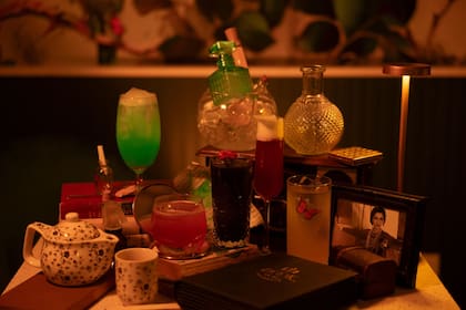 Tragos con nombres de escritores en The Book